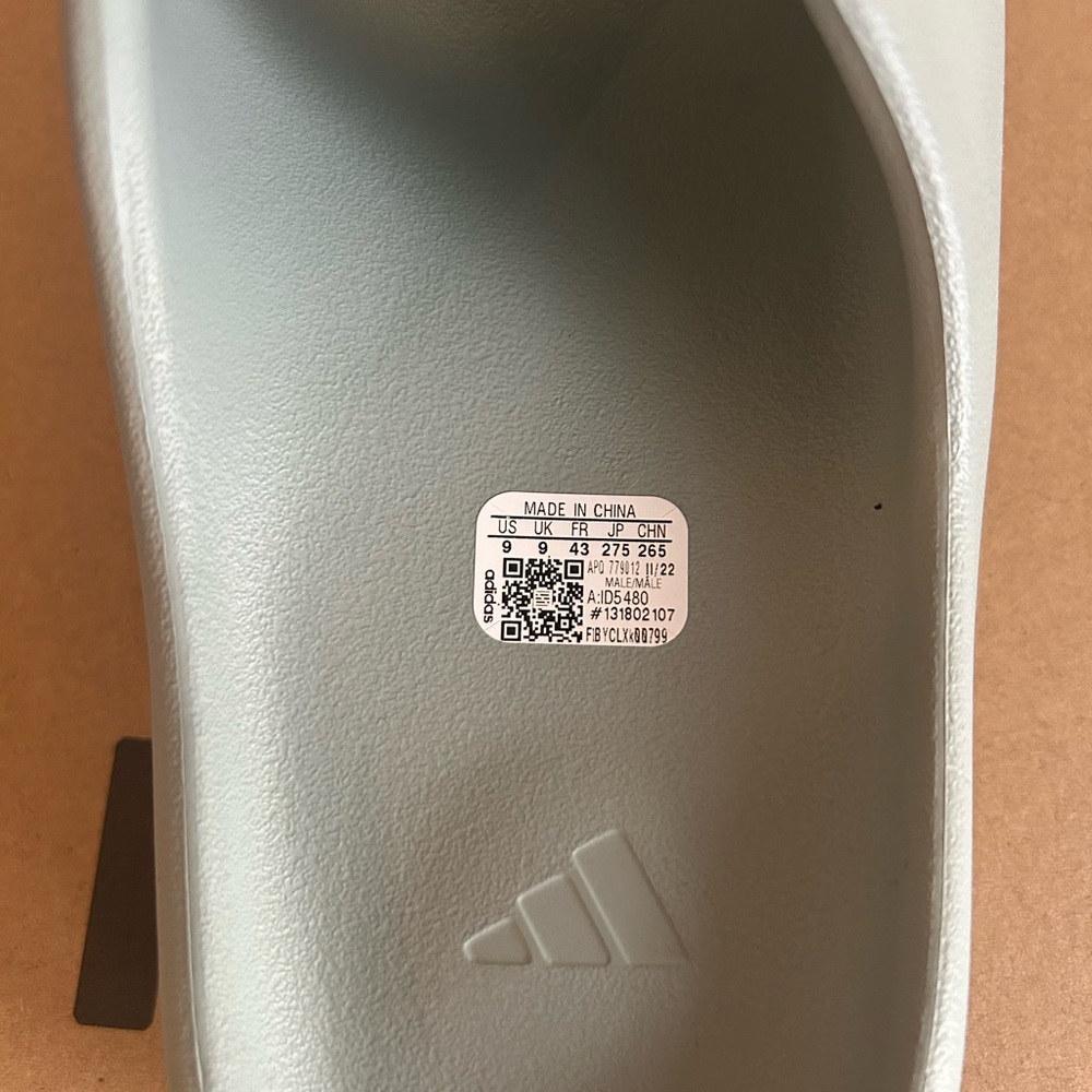 Yeezy Slides - Picture 2 of 4